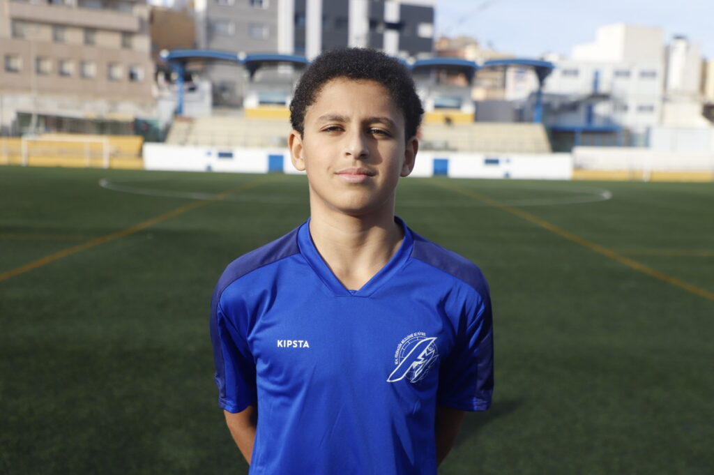 Joven futbolista melillense en campo de fútbol