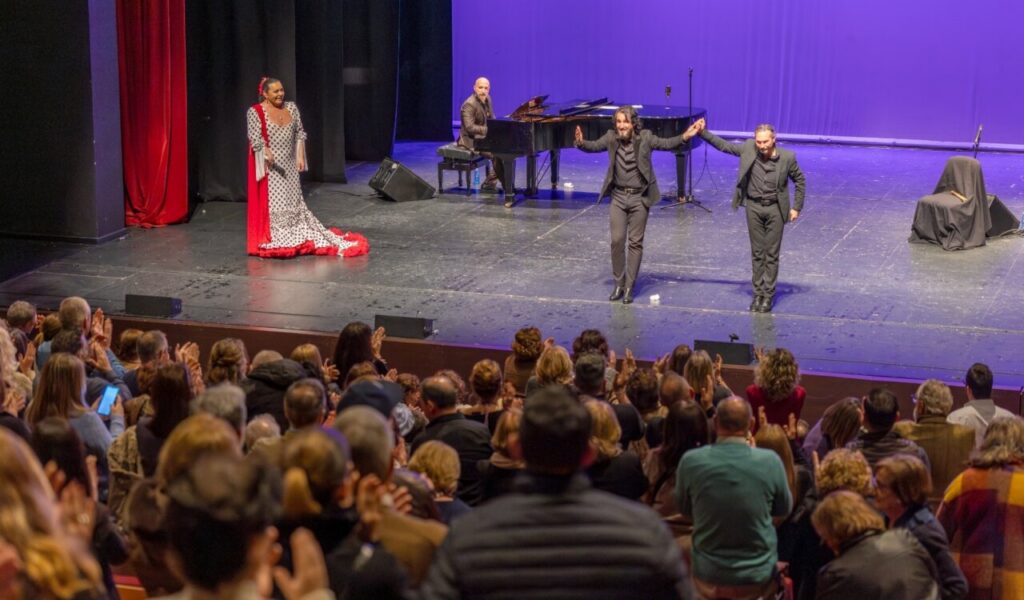 Falete en concierto en el Teatro Kursaal de Melilla con público aplaudiendo