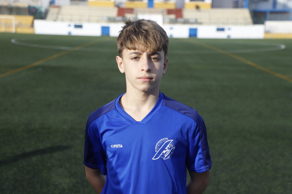 Joven futbolista melillense posando en el campo de fútbol