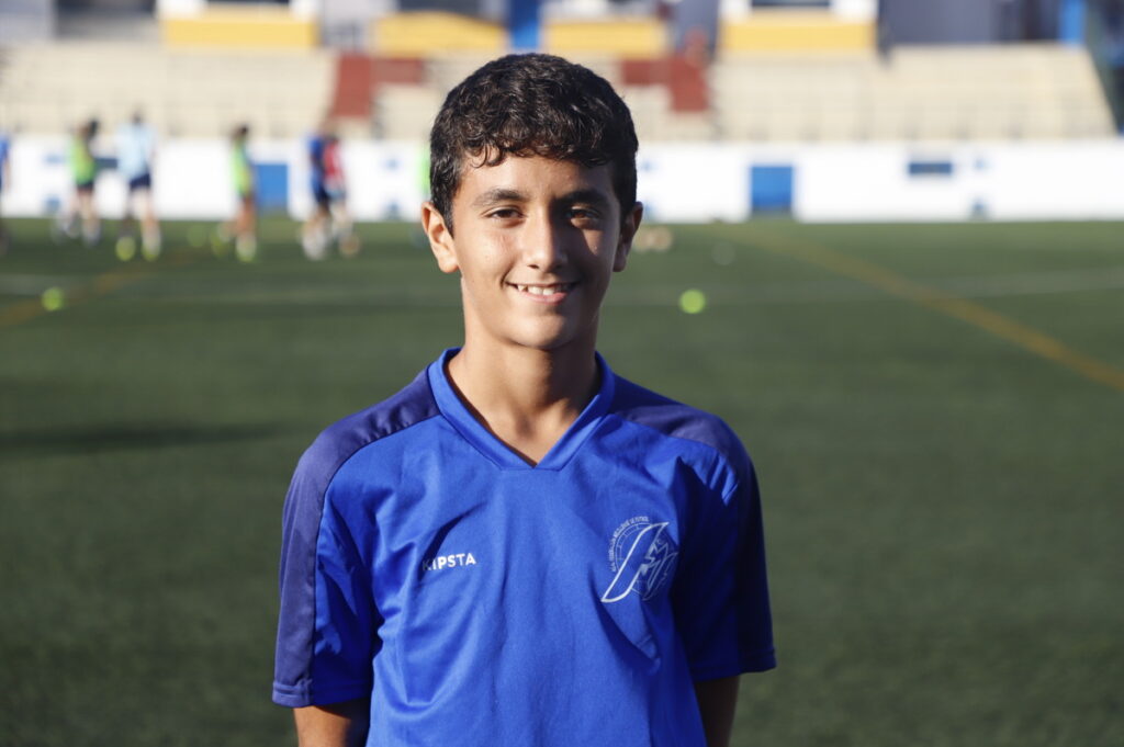 Joven futbolista de Melilla en un campo de entrenamiento