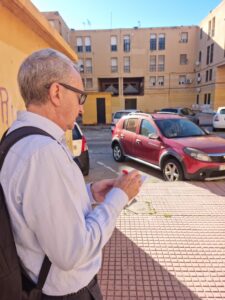 Hombre con chaqueta gris posando en una calle de Melilla