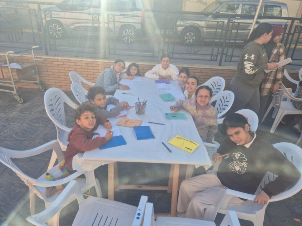 Niños participando en talleres creativos durante el Ramadán en Melilla