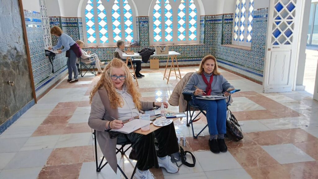 Dibujantes en el antiguo salón del té del Hospital Militar de Melilla