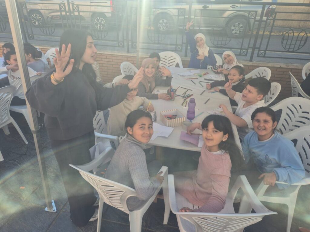 Niños participando en talleres creativos durante el Ramadán en Melilla