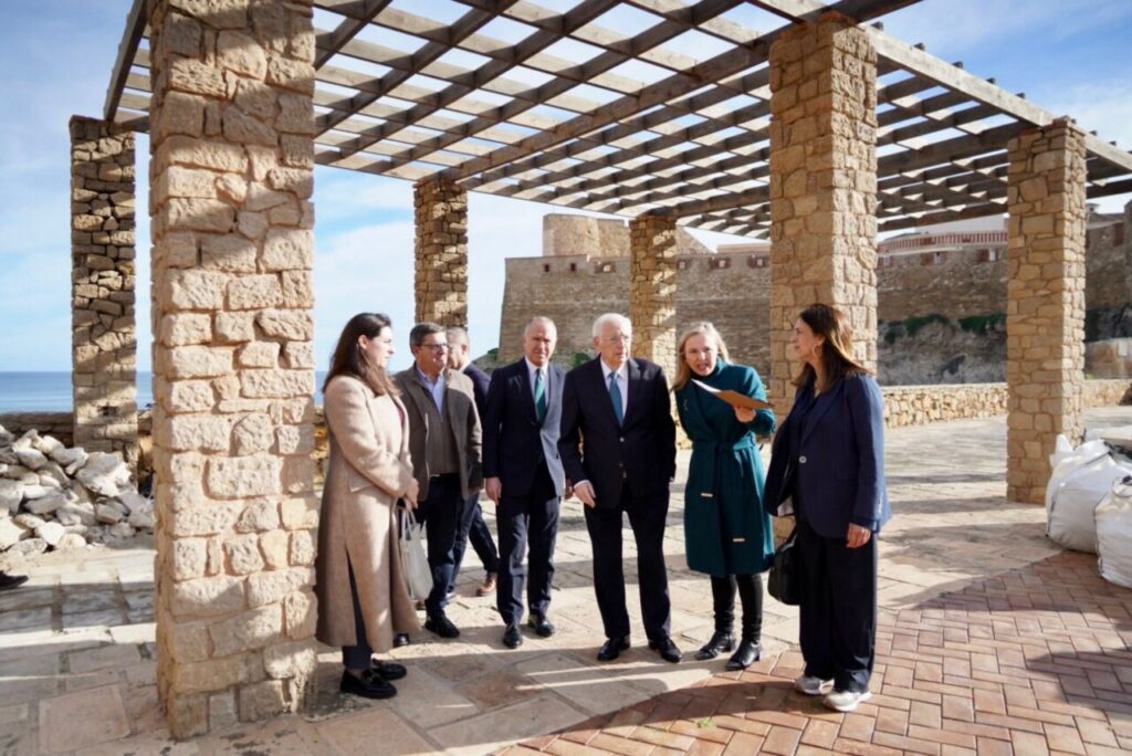 Grupo de personas en la rehabilitación del Baluarte de San Pedro Alto en Melilla