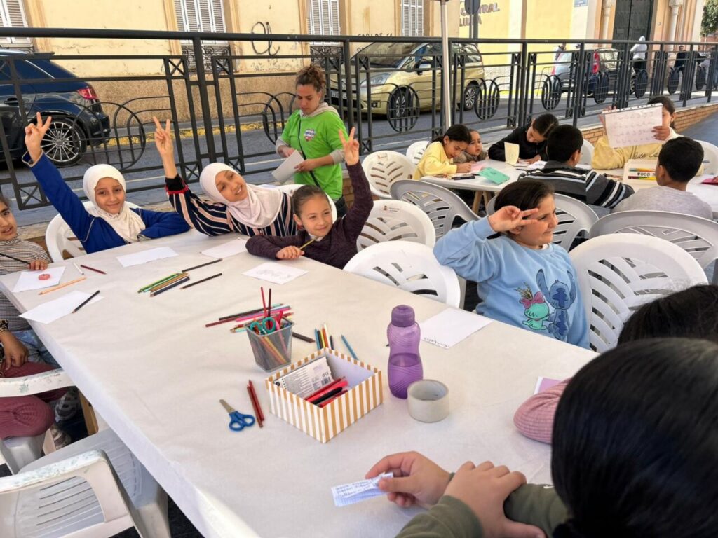 Niños participando en talleres creativos durante el Ramadán en Melilla