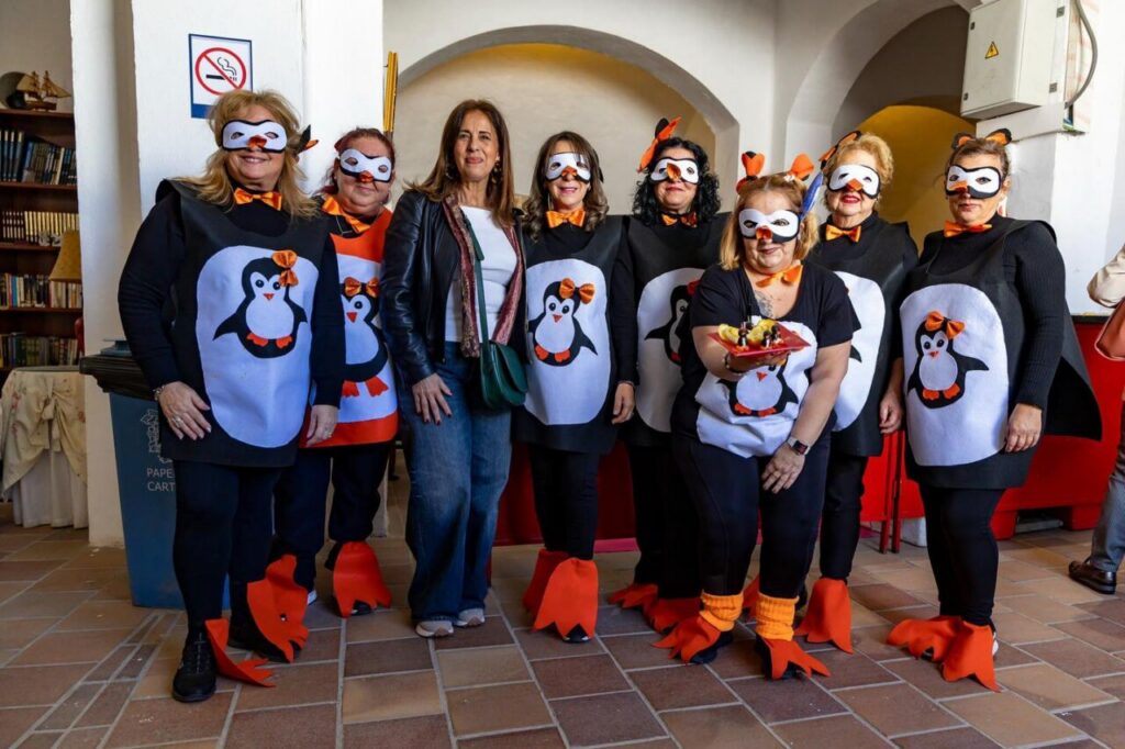 Grupo de mujeres disfrazadas de pingüinos en el Carnaval de Melilla
