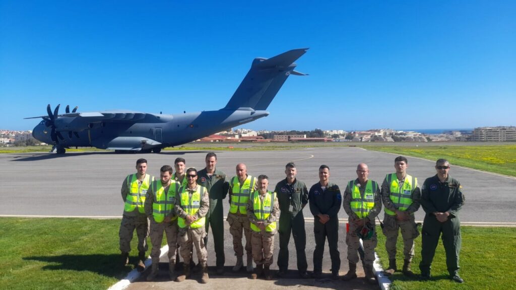 Grupo de militares junto al Airbus A400M en Melilla