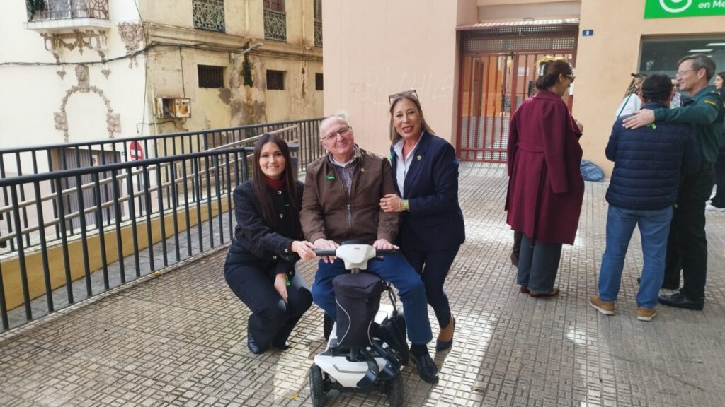 Tres personas posando en un evento relacionado con la lucha contra el cáncer en Melilla.