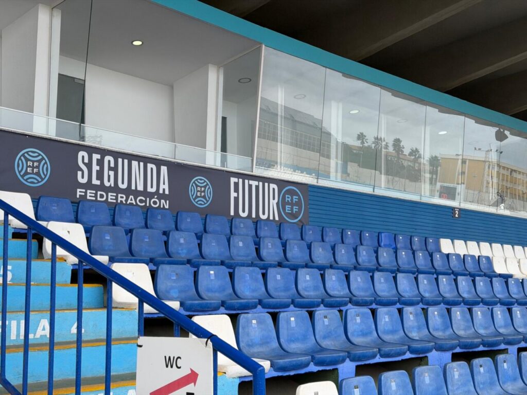 Estadio Municipal Álvarez Claro con asientos vacíos y cartel de Segunda Federación