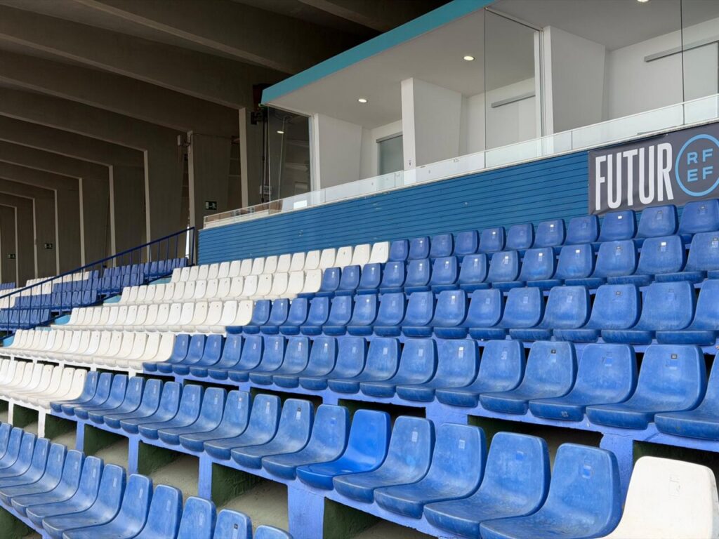 Vista de las gradas vacías del Estadio Municipal Álvarez Claro en Melilla