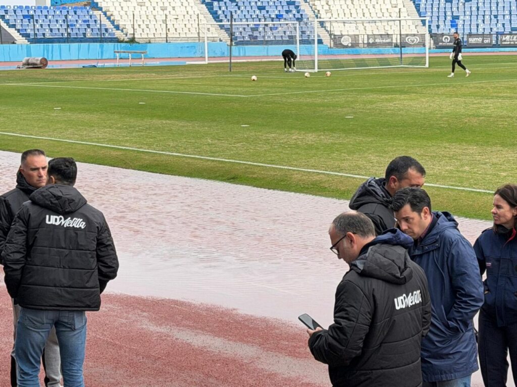 Reunión de miembros de la U.D. Melilla en el campo de fútbol