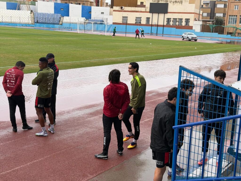 Jugadores de la U.D. Melilla en el campo antes del partido aplazado