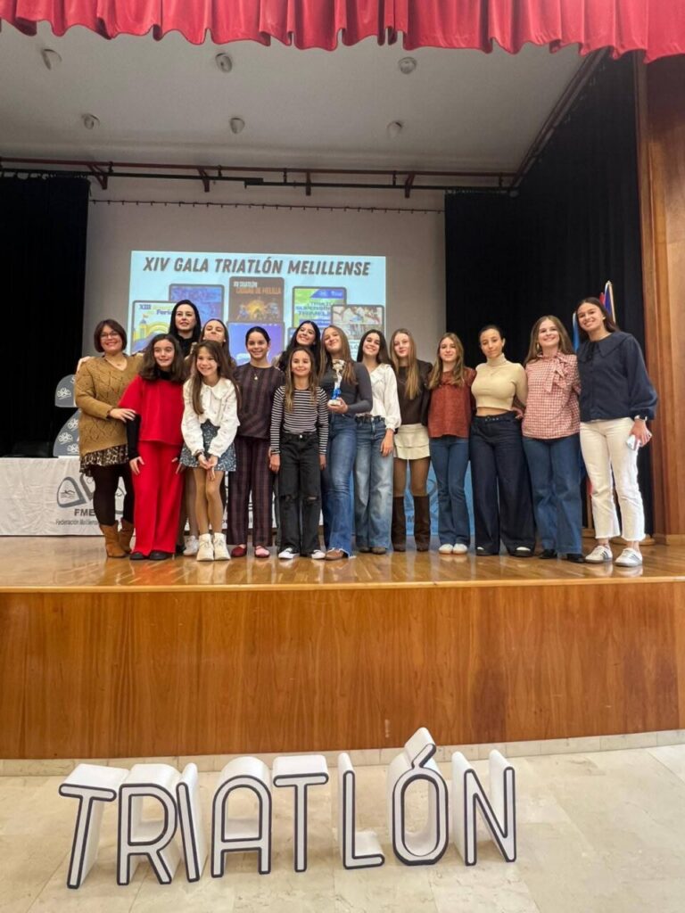 Equipo femenino del Club Atlético Melilla en la gala de triatlón