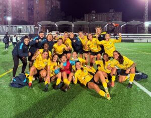 Jugadoras del ATM Melilla celebrando una victoria en el campo