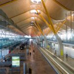Interior de la Terminal T4 del Aeropuerto de Madrid-Barajas con diseño moderno