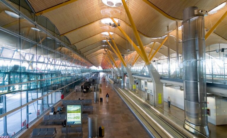 Interior de la Terminal T4 del Aeropuerto de Madrid-Barajas con diseño moderno