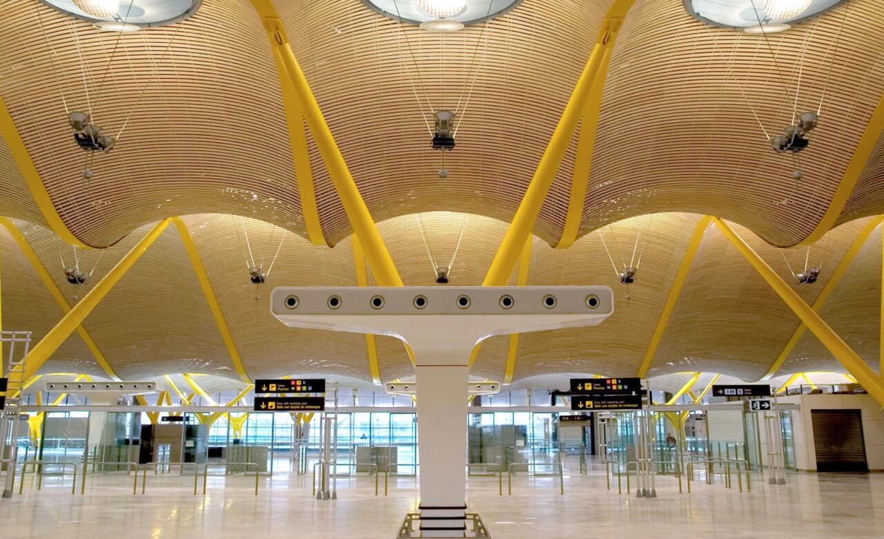Interior de la Terminal T4 del Aeropuerto de Madrid-Barajas con diseño moderno