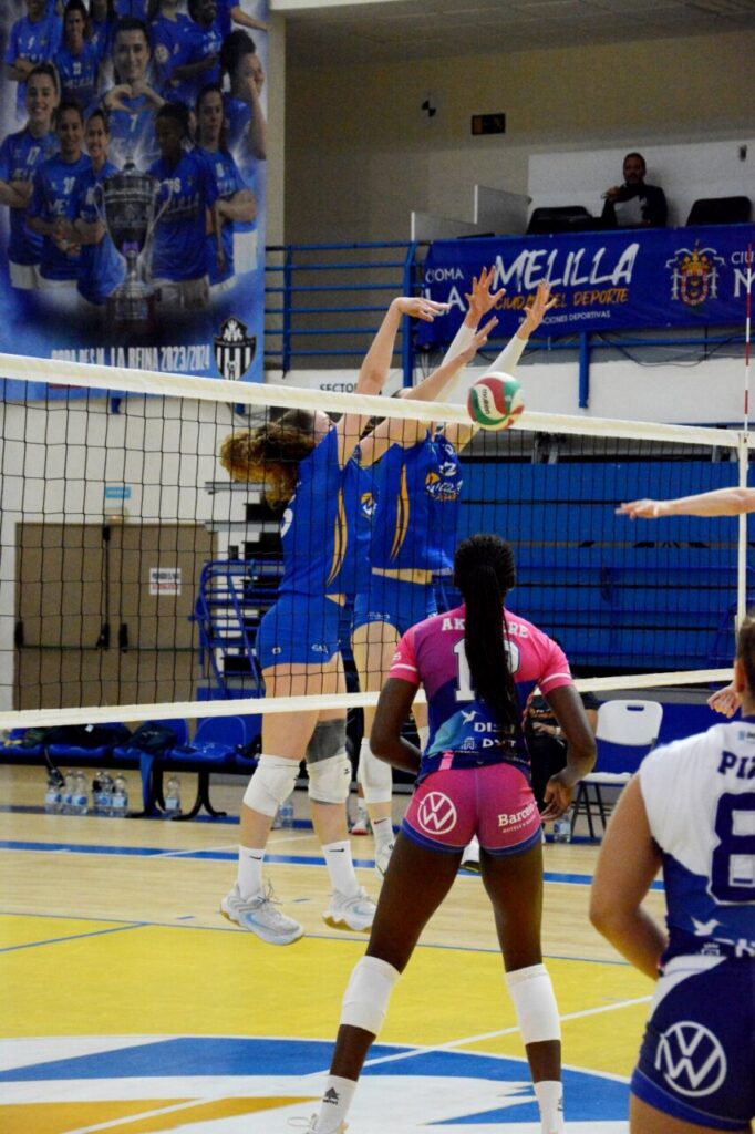 Jugadoras del Club Voleibol Melilla en acción durante un partido
