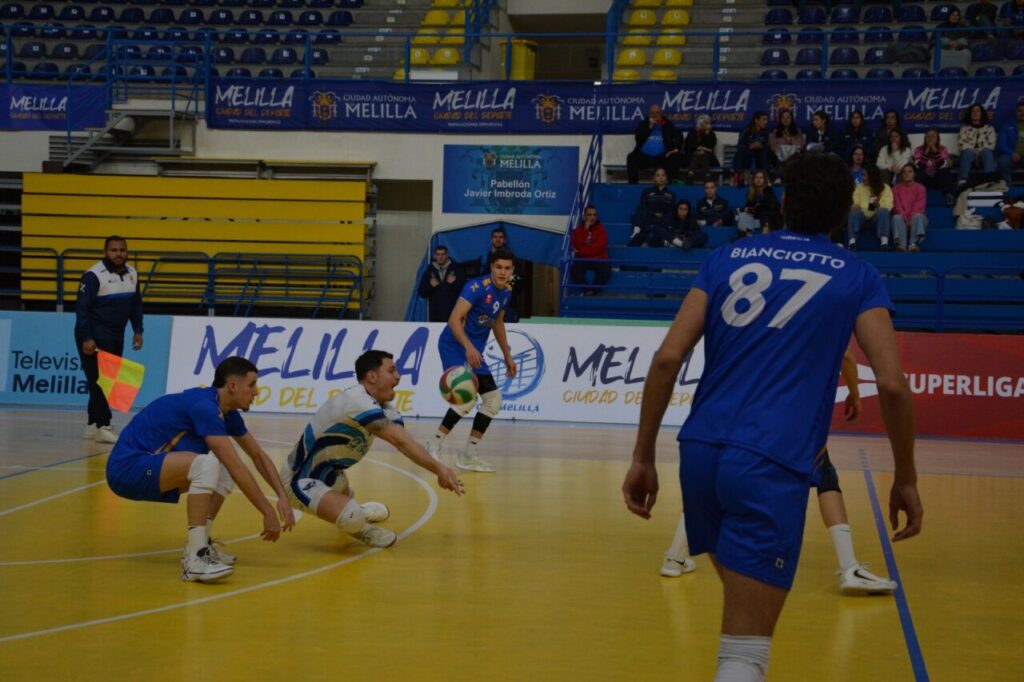 Jugadores del Club Voleibol Melilla durante un partido en el Pabellón Javier Imbroda