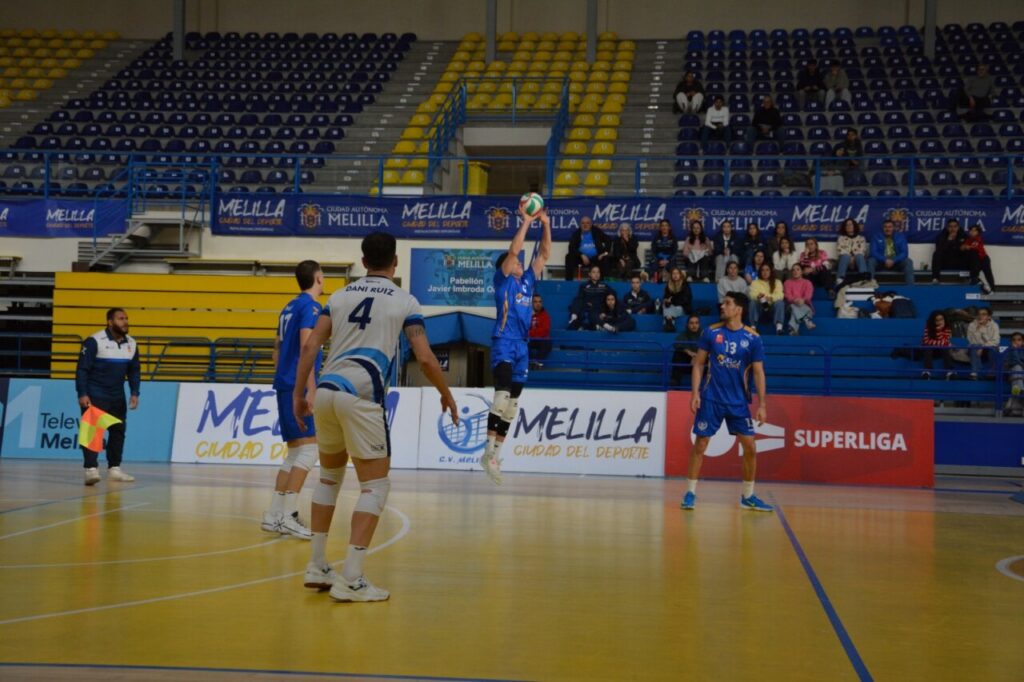 Jugadores del Club Voleibol Melilla durante un partido en el Pabellón de Deportes Javier Imbroda