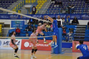 Jugadores del Club Voleibol Melilla en un partido contra Conqueridor Valencia