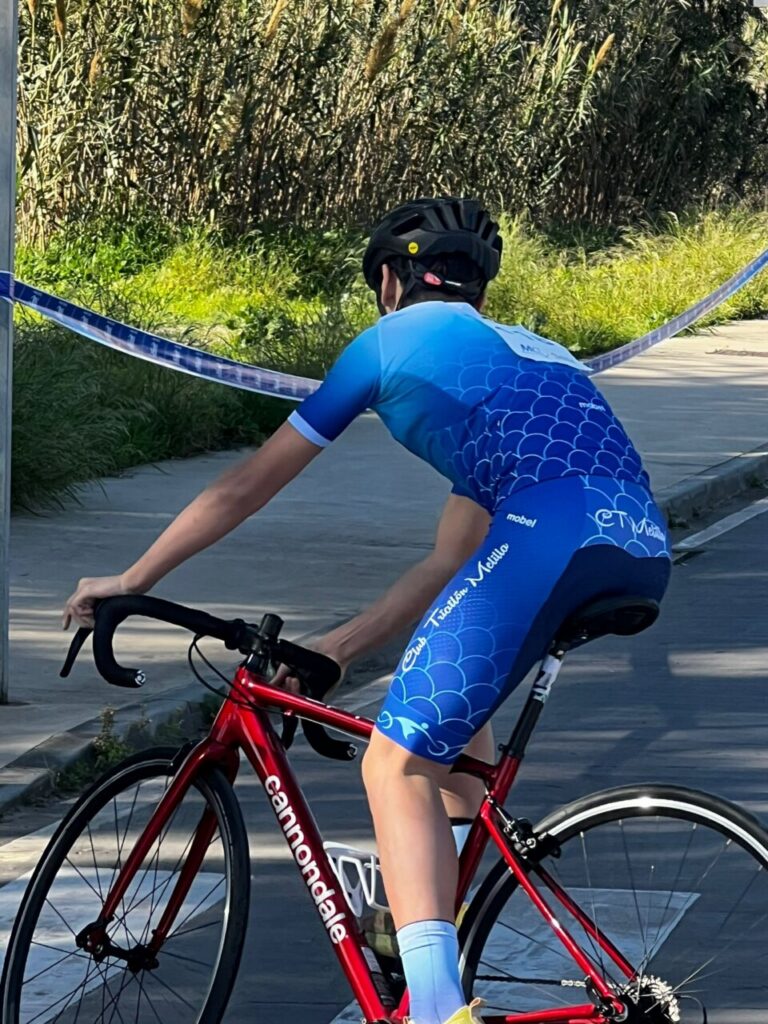 Joven ciclista del Club Triatlón Melilla en una competición