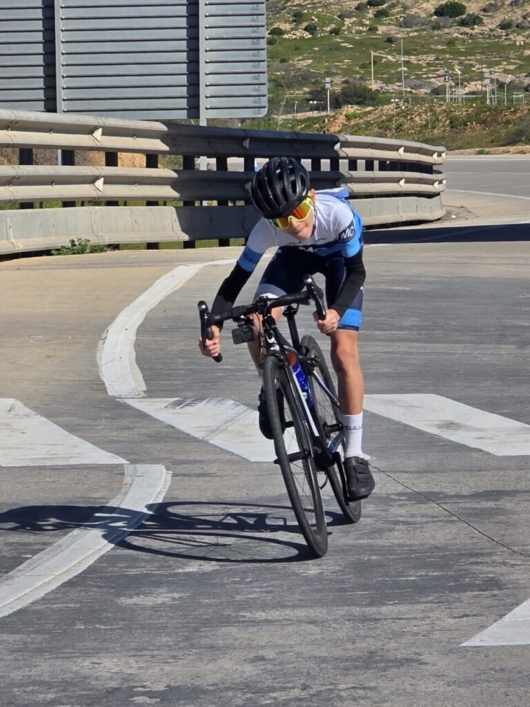 Joven ciclista del Club Triatlón Melilla en una prueba de contrarreloj