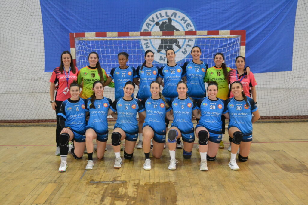 Equipo femenino del Club Balonmano T-Maravilla Melilla posando en la cancha