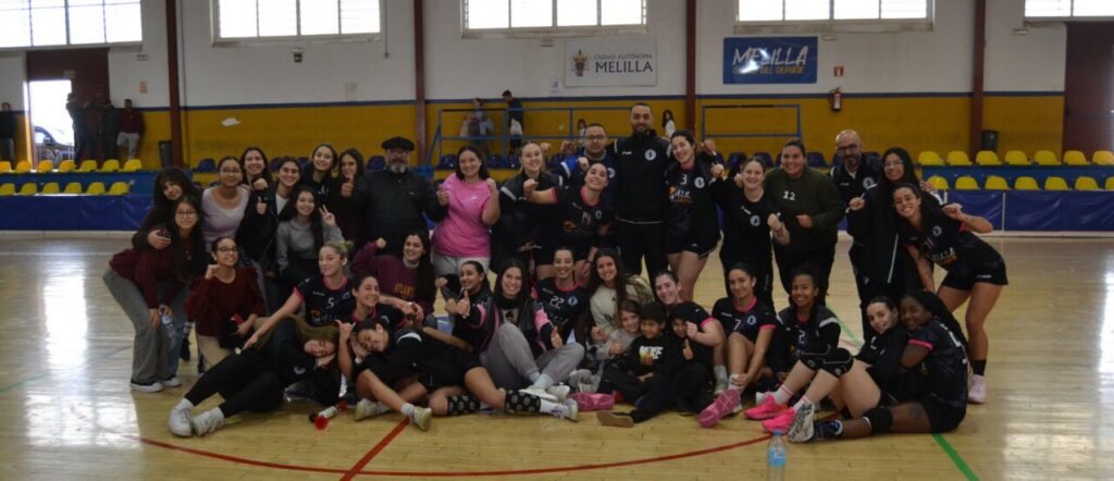 Equipo del Club Balonmano T-Maravilla Melilla celebrando una victoria en la cancha