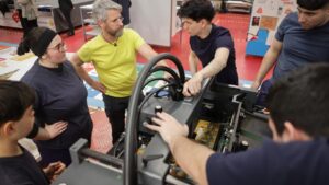 Estudiantes en una clase de formación profesional trabajando en equipo