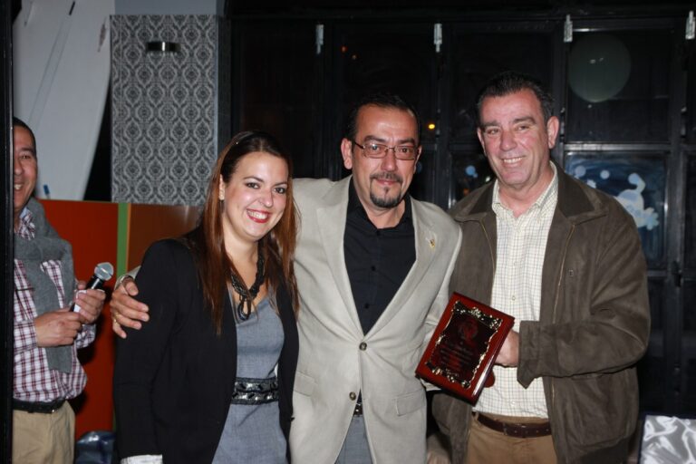 Francisco Cano recibiendo un premio en un evento social
