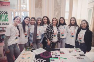 Grupo de estudiantes en la Feria de la Mujer y la Niña en la Ciencia