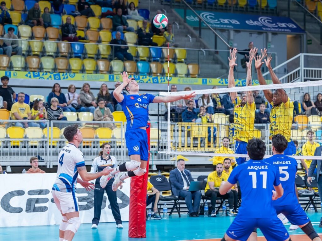 Jugadores de voleibol en acción durante un partido entre C.V. Guaguas y Melilla