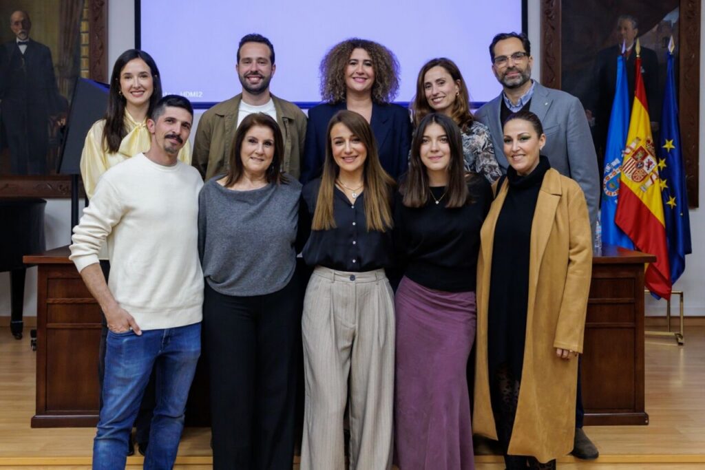 Grupo de personas en la proyección del corto Bala sobre violencia de género