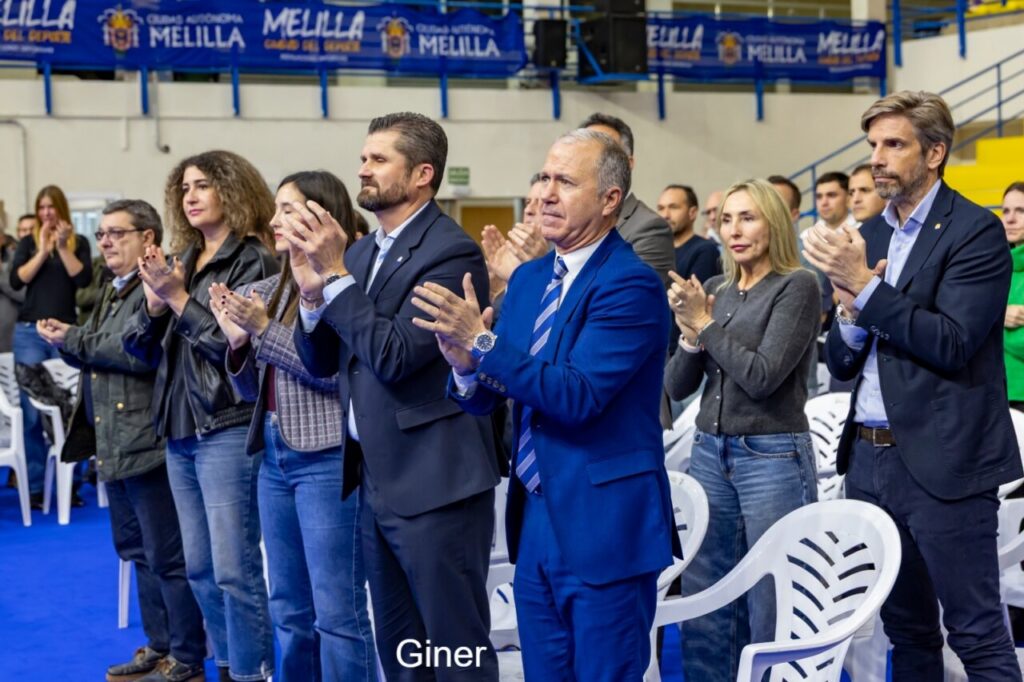 Asistentes a un homenaje en el Pabellón de Deportes de Melilla