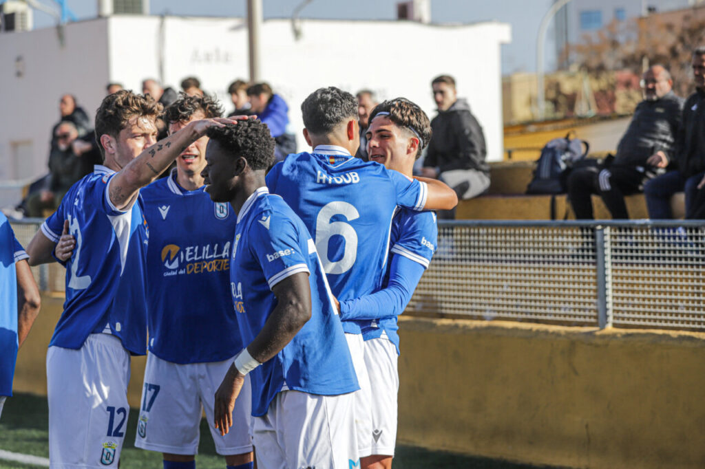 Jugadores de la U.D. Melilla celebrando un gol en el partido contra Torredonjimeno