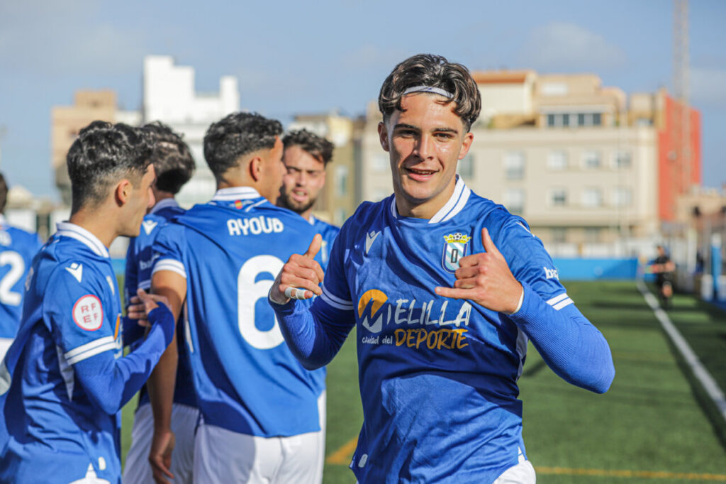 Jugadores de la U.D. Melilla celebrando una victoria en el campo