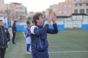 Entrenador Pepe Arredondo dirigiendo a su equipo en el campo de fútbol