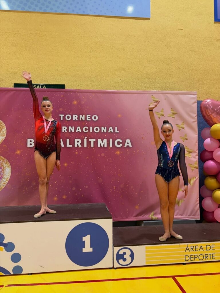 Gimnastas del Club Ágora en el podio del Torneo Benalrítmica