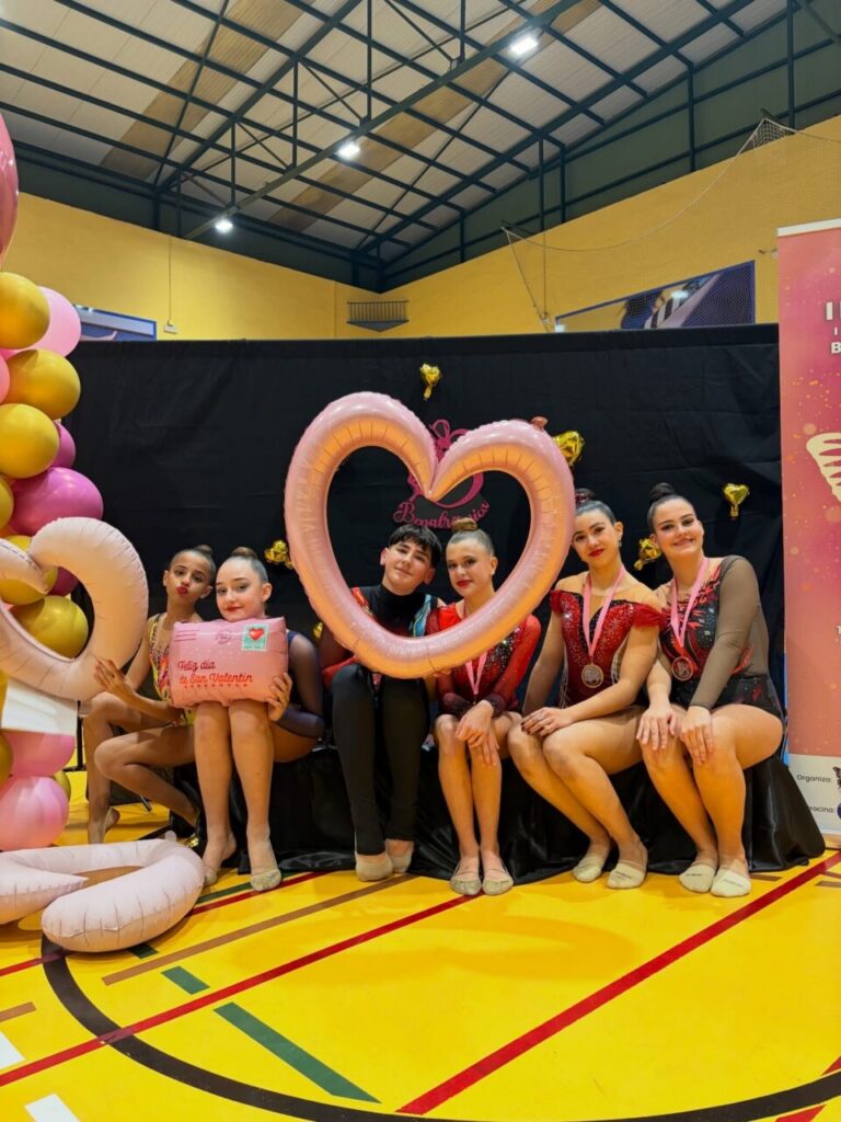 Gimnastas del Club Ágora en el Torneo Benalrítmica con medallas y decoración