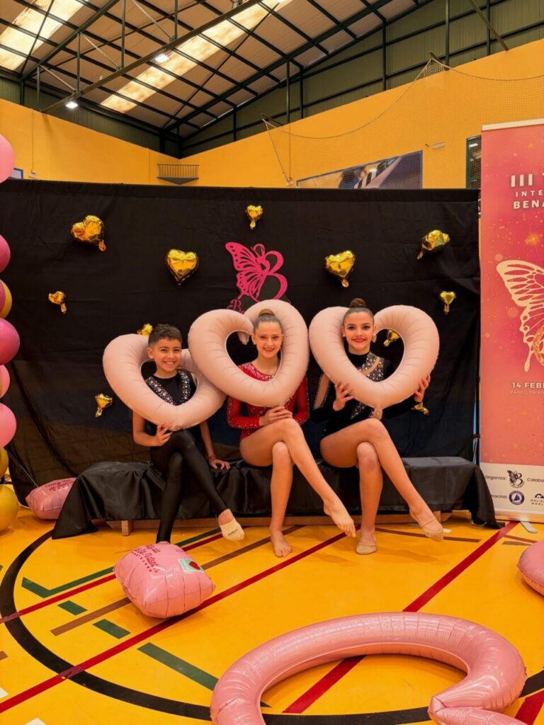 Tres gimnastas del Club Ágora posan con aros en el torneo