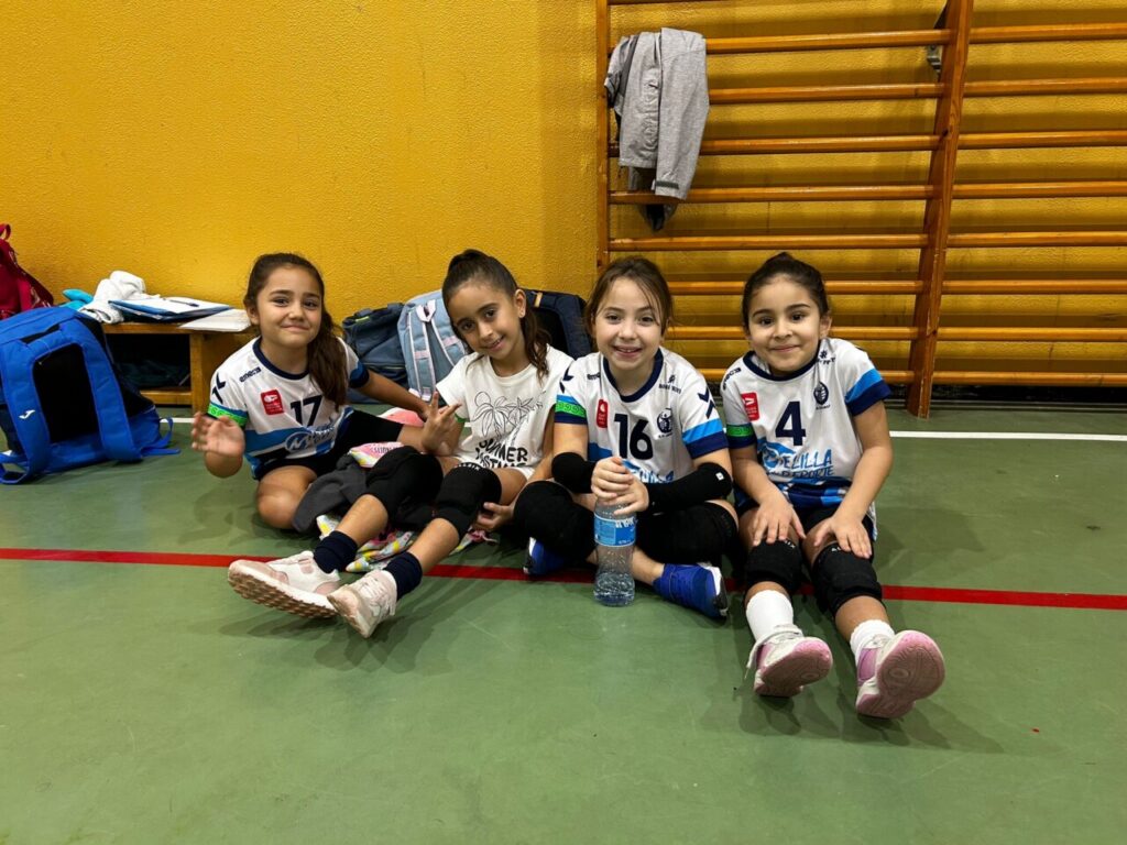 Niñas sonrientes en el torneo de voleibol en el Colegio Juan Caro Romero