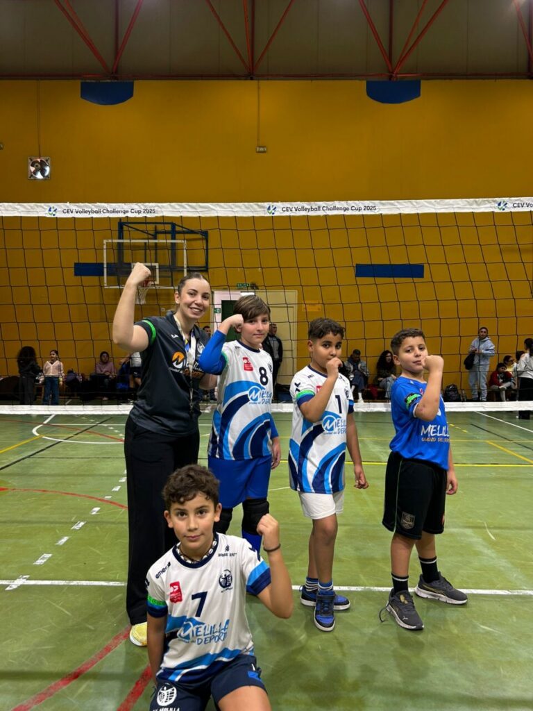 Niños y entrenadora en torneo de voleibol en el Colegio Juan Caro Romero