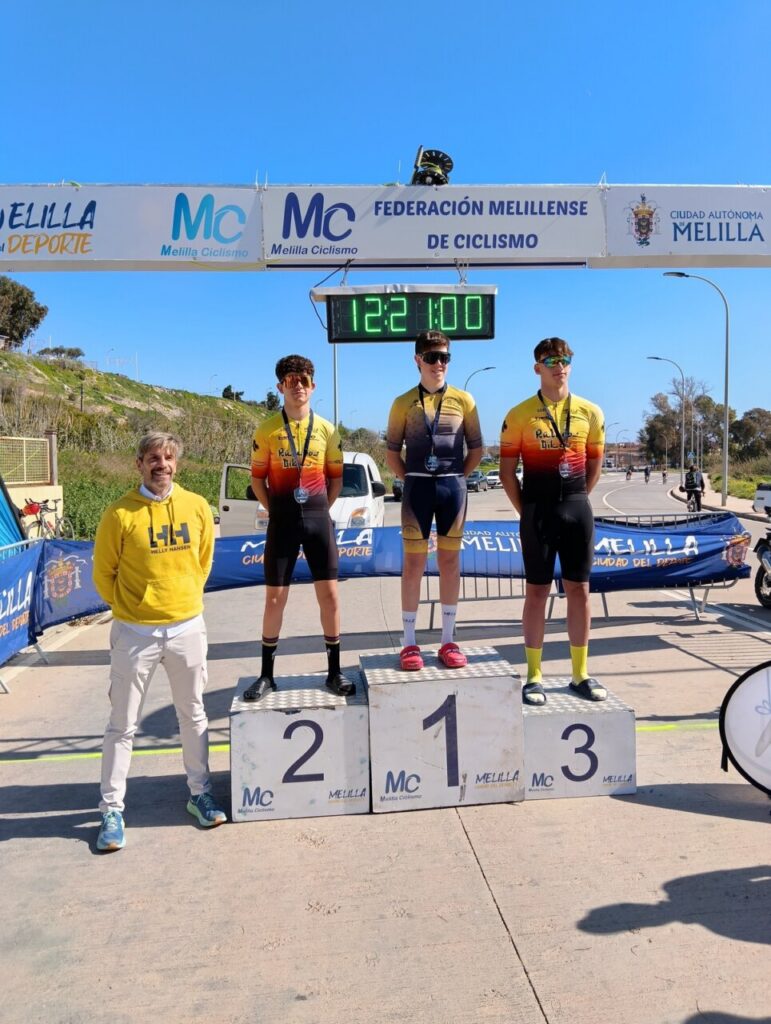 Podio del Campeonato Autonómico de Ciclismo en Melilla con tres ciclistas premiados.