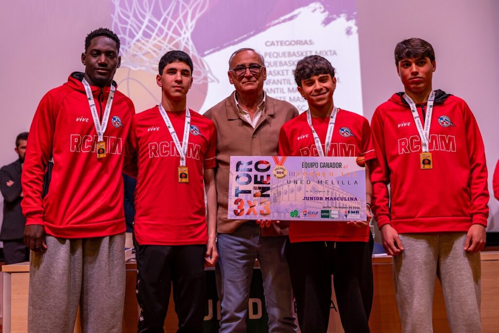 Jugadores del equipo RCMM posando con trofeo en torneo de baloncesto