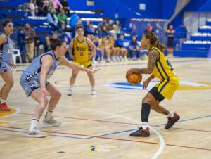 Jugadoras de baloncesto compitiendo en un partido en La Salle