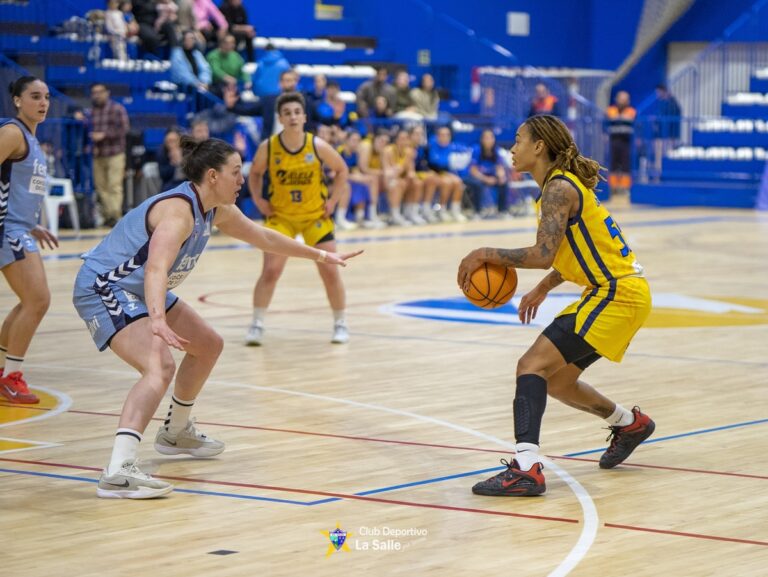 Jugadoras de baloncesto compitiendo en un partido en La Salle