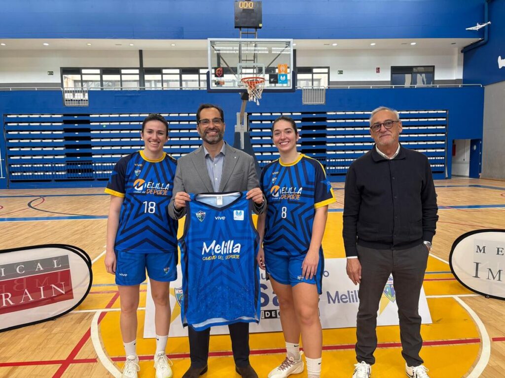 Jesús Romero Imbroda con jugadoras del MCD La Salle en el gimnasio
