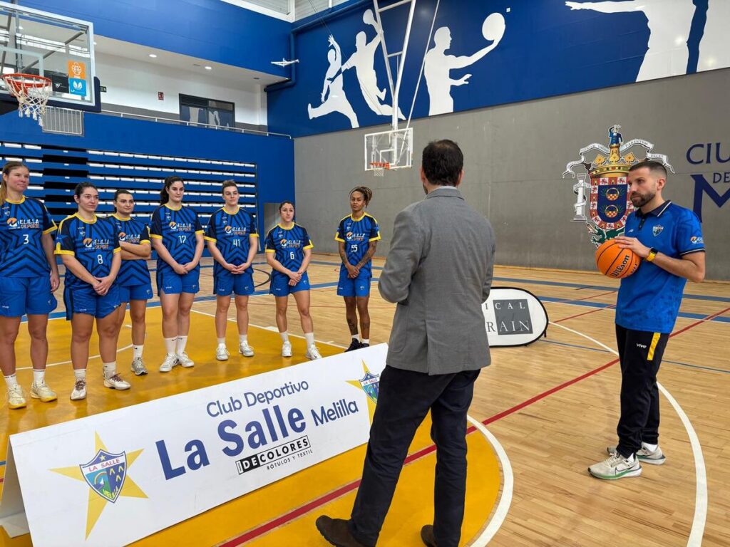 Jesús Romero Imbroda visitando al equipo femenino de baloncesto La Salle